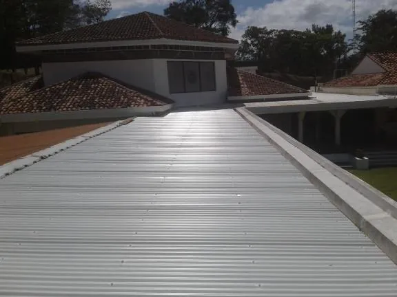 Cubierta techo pasillos INCAE Nicaragua edificio principal rehabilitación