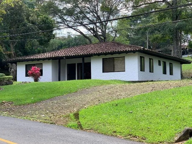 Casas campus INCAE La Garita Costa Rica remodelación múltiple